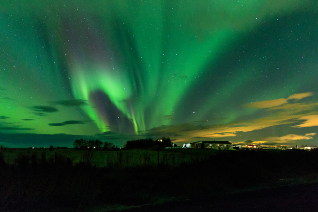RURAL WIDE ANGLE Despite thin, high clouds, this site near the small town of Selfoss,
in southern Iceland, proved to be a good loca-
tion for aurora photography. The author used
his Canon EOS 80D DSLR camera fitted with a
Canon 10-22mm zoom lens set to 10mm a t
f/3.5 for a 20-second exposure at ISO 1600.